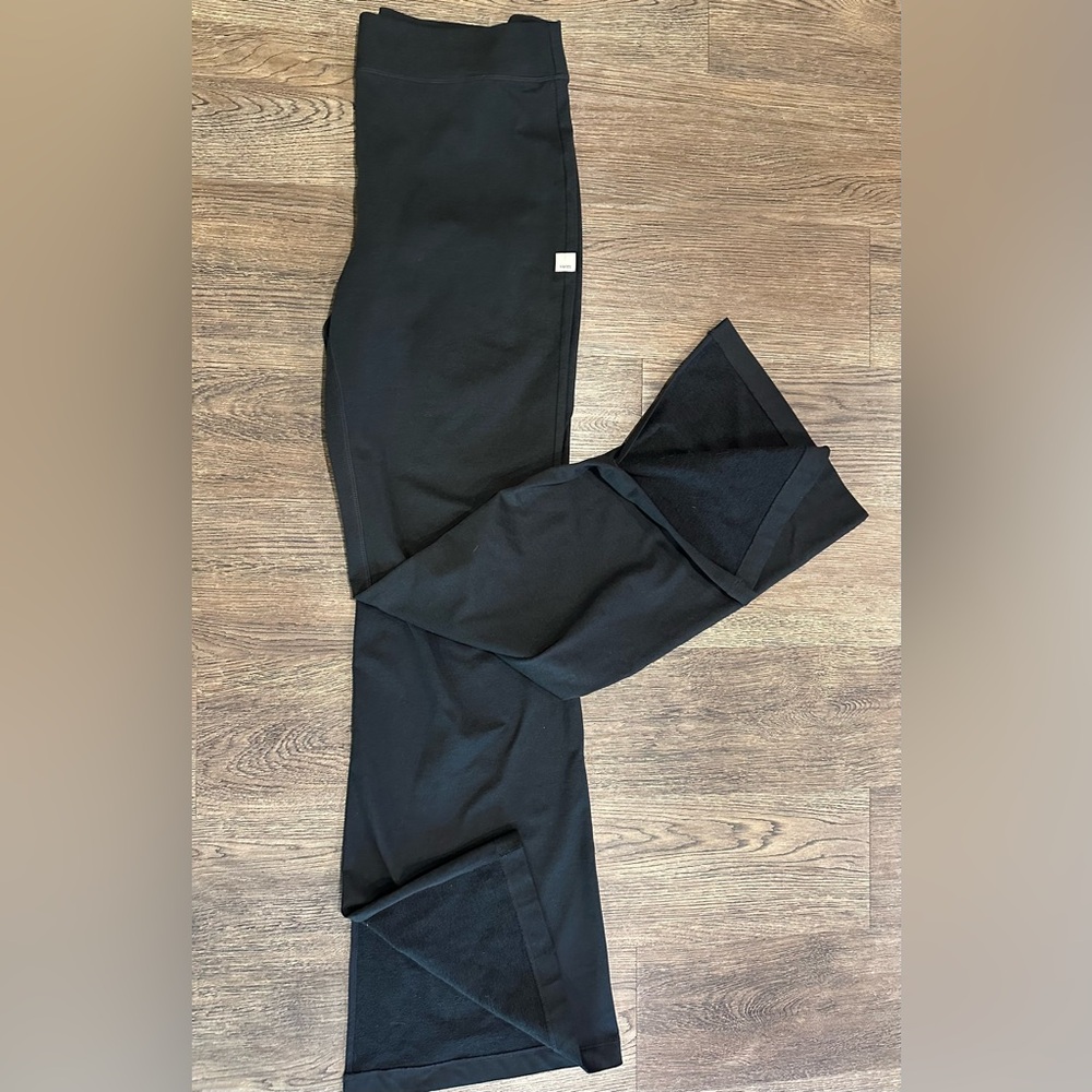 Vuori Split Flare Leggings in black